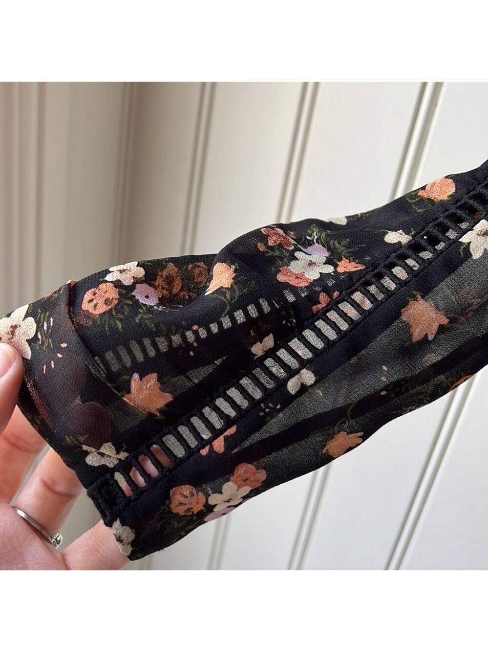 Camber & GRACE Black Floral Sheer Cut Out Sleeve Tunic Small - Picture 6 of 11